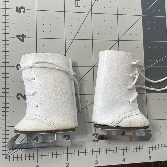 Vintage doll shoes and skates, white vinyl ice skates / black vinyl shoes - Picture 3 of 13